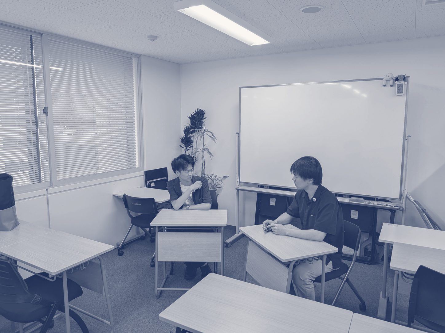 教室で向かい合う眞くんと大槻先生