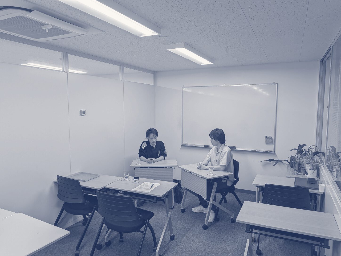 教室で向かい合う椋くんと大槻先生