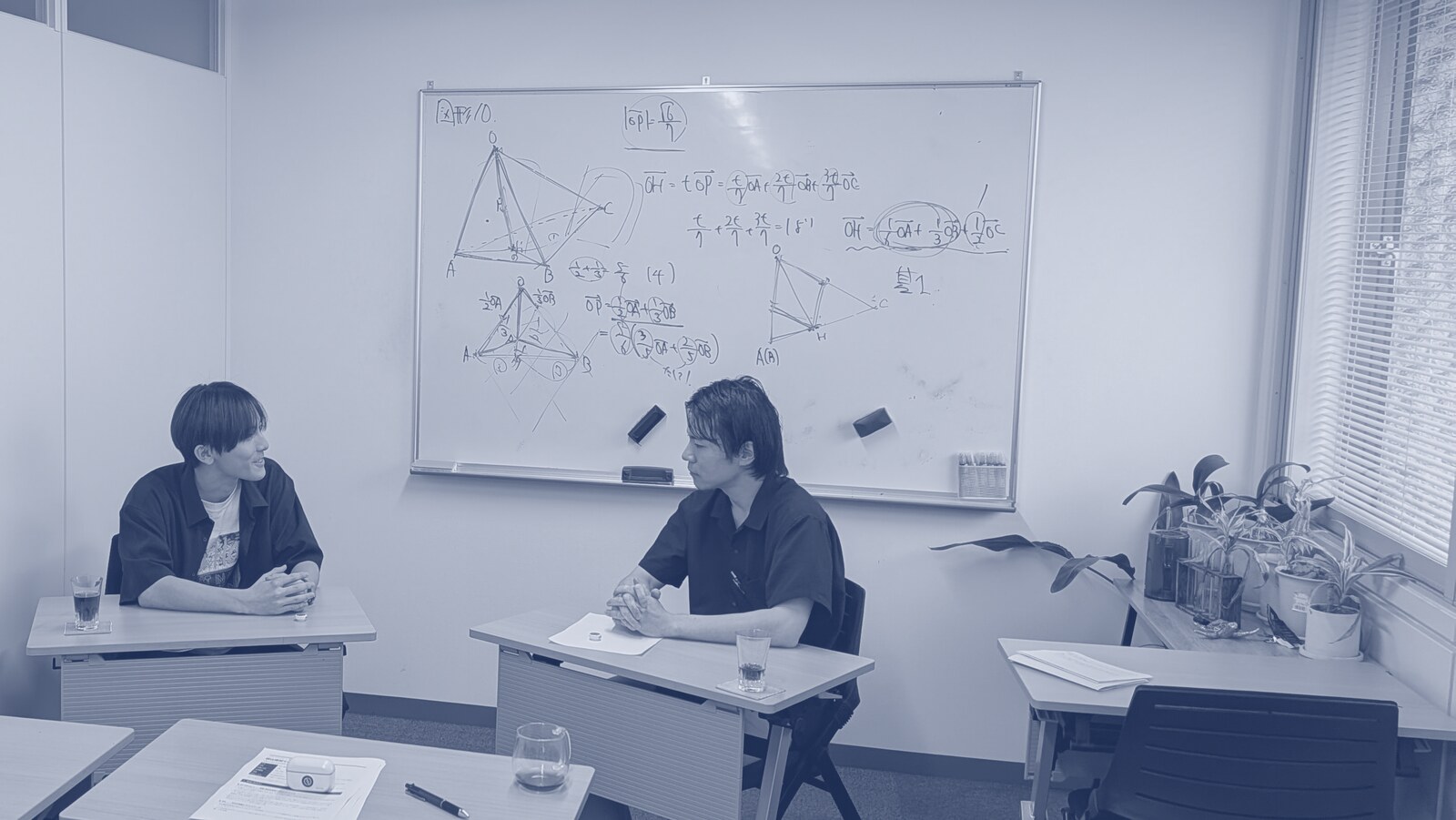 教室で向かい合う優紀くんと大槻先生
